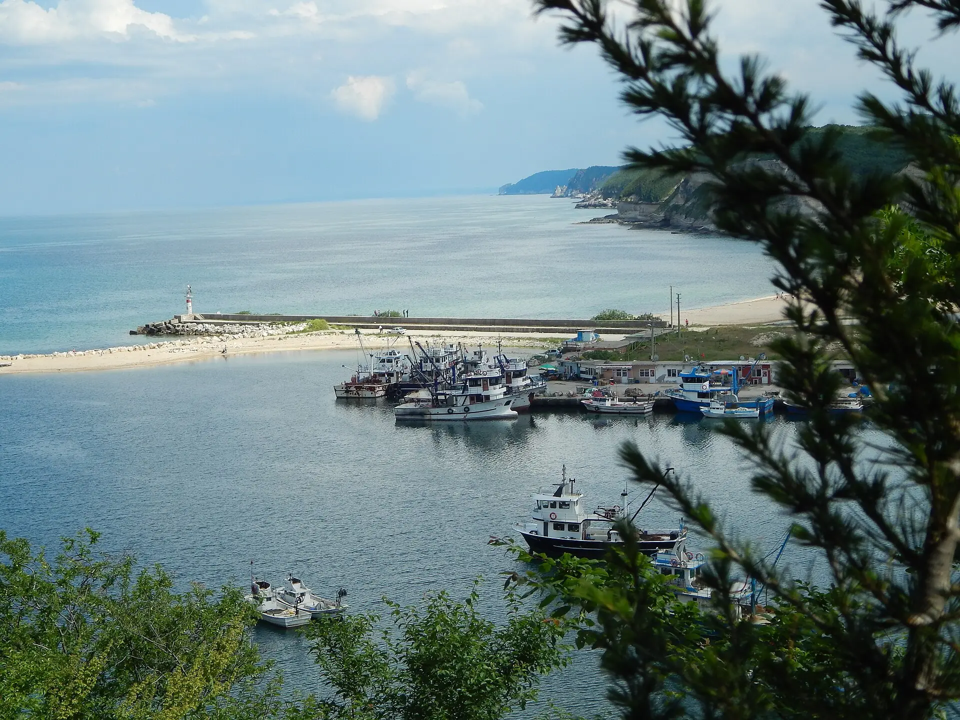 Kıyıköy falezleri ve kayalık sahil şeridi