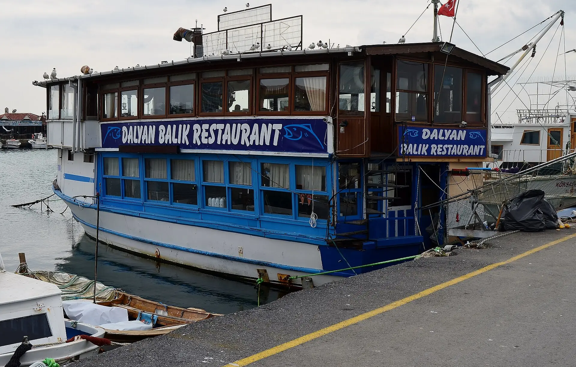 Silivri kıyısında balık restoranı teknesi