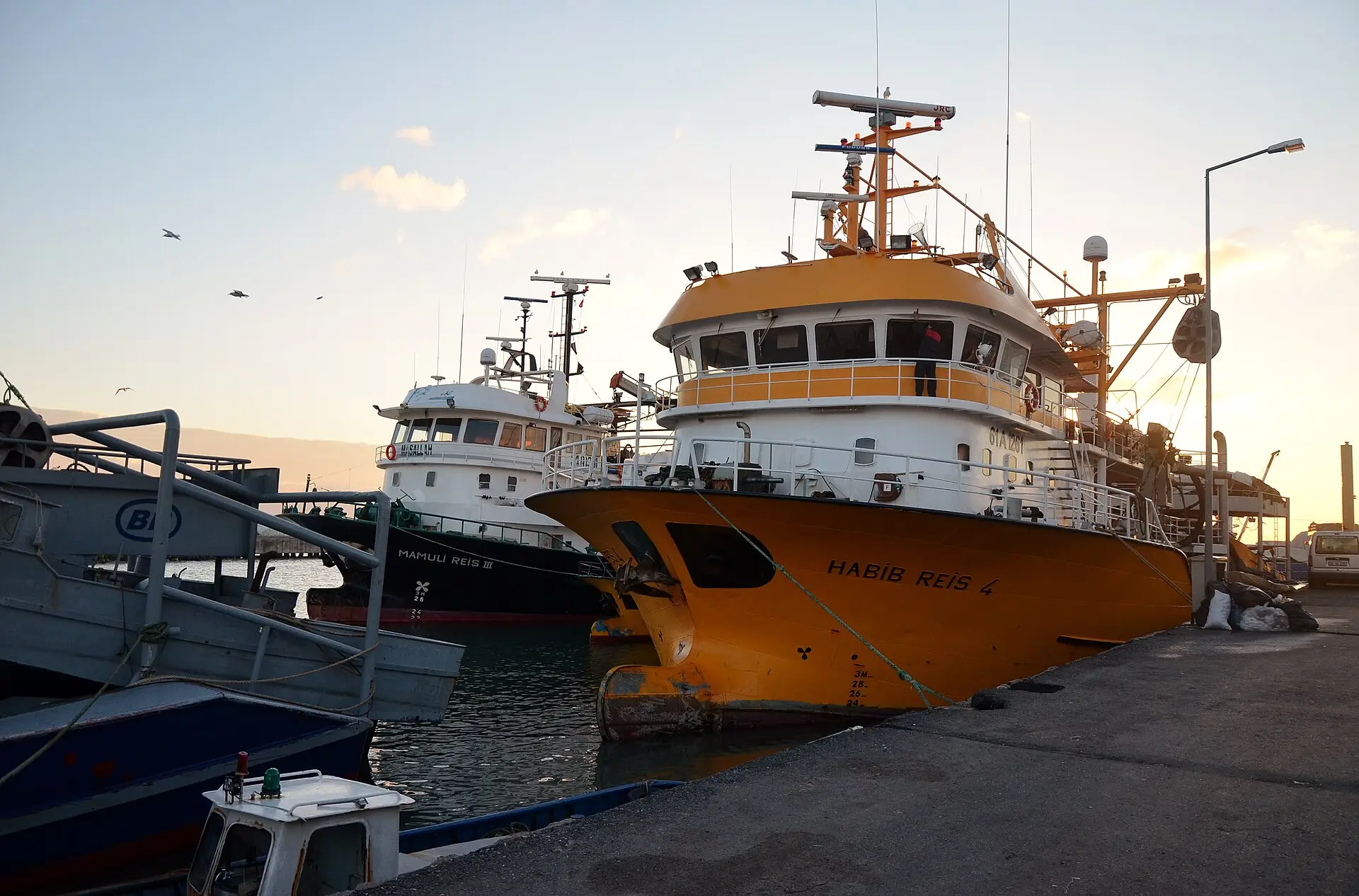 Silivri kıyısında balıkçı tekneleri